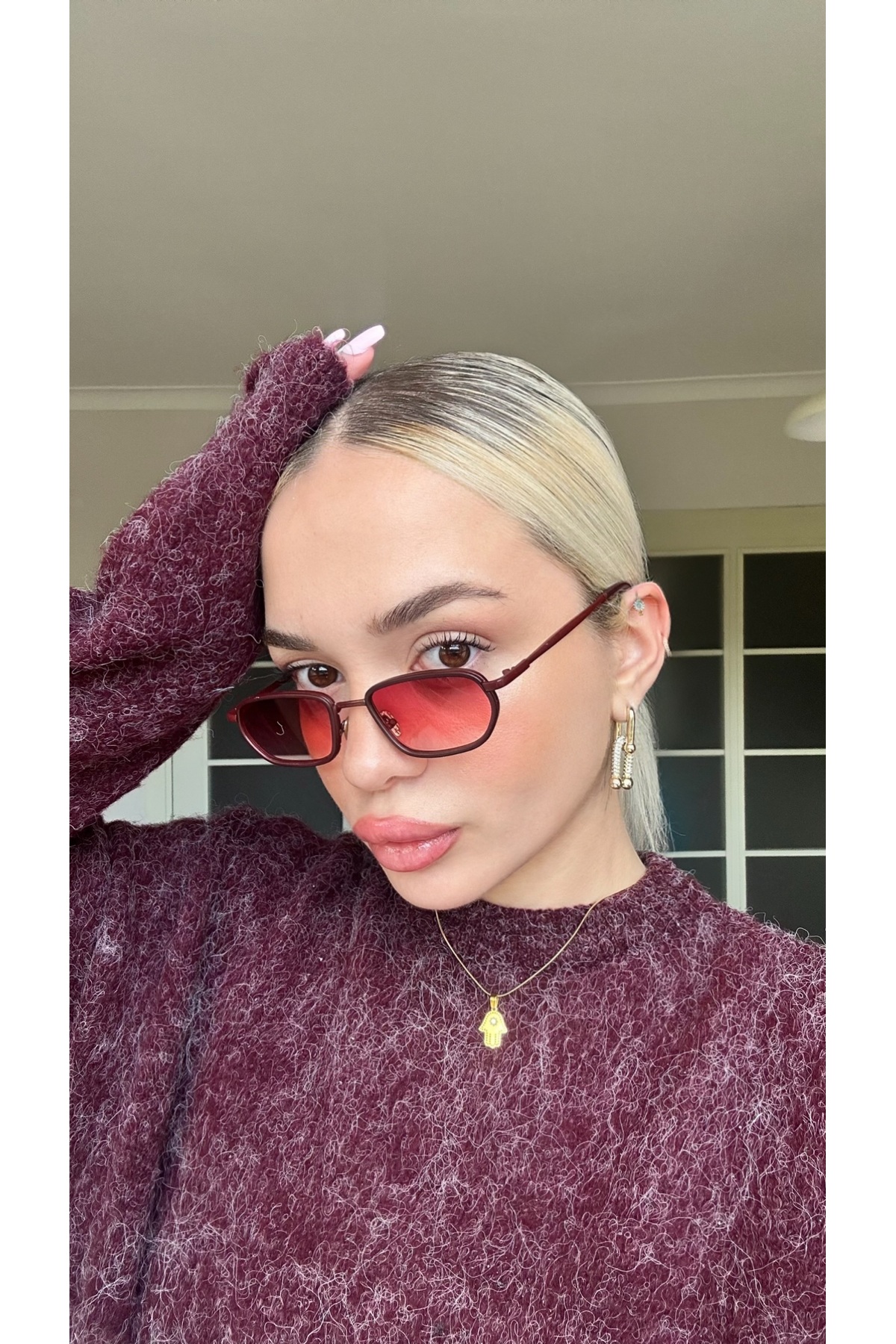 Minimal Geometrik Tasarım Bordo Çerçeve Bordo Cam Güneş