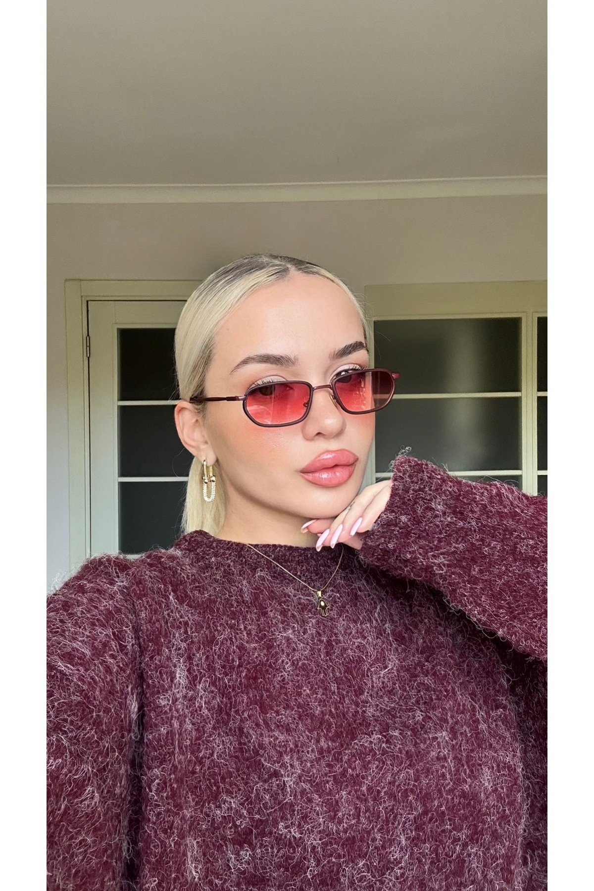 Minimal Geometrik Tasarım Bordo Çerçeve Bordo Cam Güneş