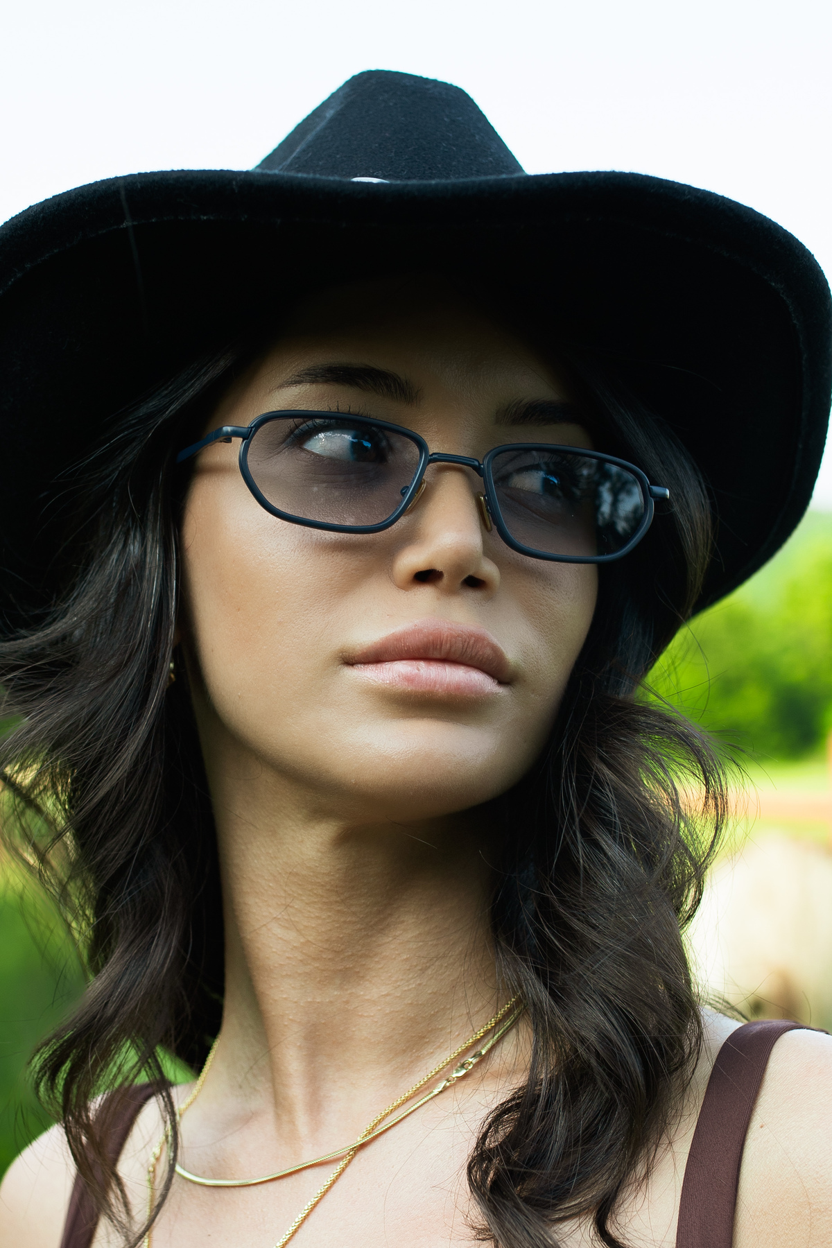 Minimal Geometrik Tasarım Siyah Çerçeve Mavi Cam Güneş Gözlüğü