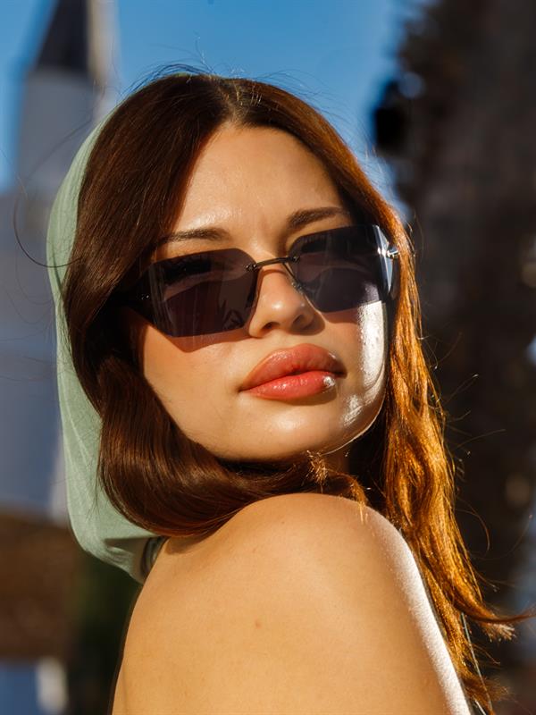 Geometrik Tasarım Siyah Yekpare Cam Kadın Güneş Gözlüğü Ce Belgelli̇ Uv400 Korumali