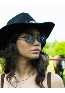 Minimal Geometrik Tasarım Siyah Çerçeve Mavi Cam Güneş Gözlüğü