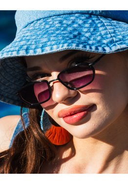 Minimal Geometrik Tasarım Siyah Çerçeve Siyah Cam Güneş Gözlüğü